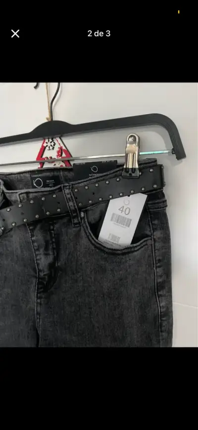 Jeans negros con cinturón de tachas - miniatura 2