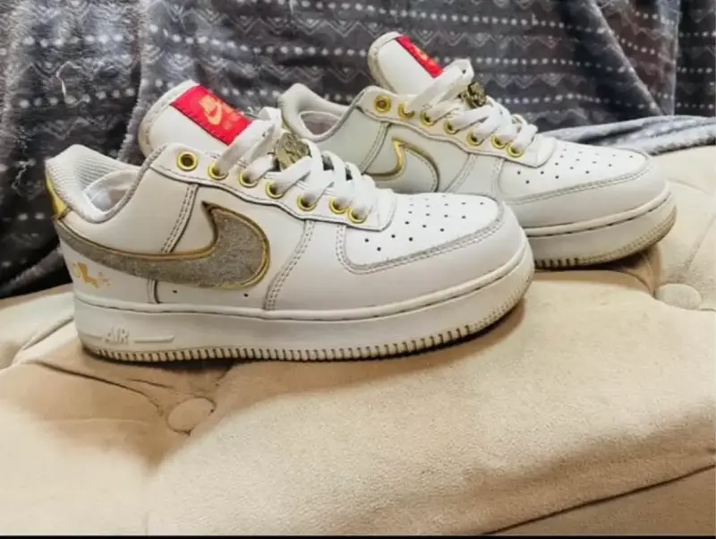 Zapatillas deportivas blancas con detalles dorados
