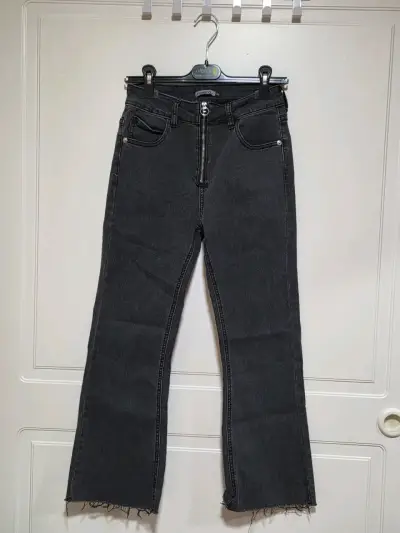 Jeans negros acampanados de mujer - miniatura 1