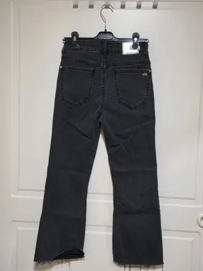 Jeans negros acampanados de mujer - miniatura 2
