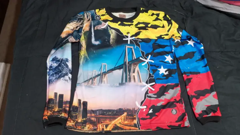 Polera manga larga con estampado colorido
