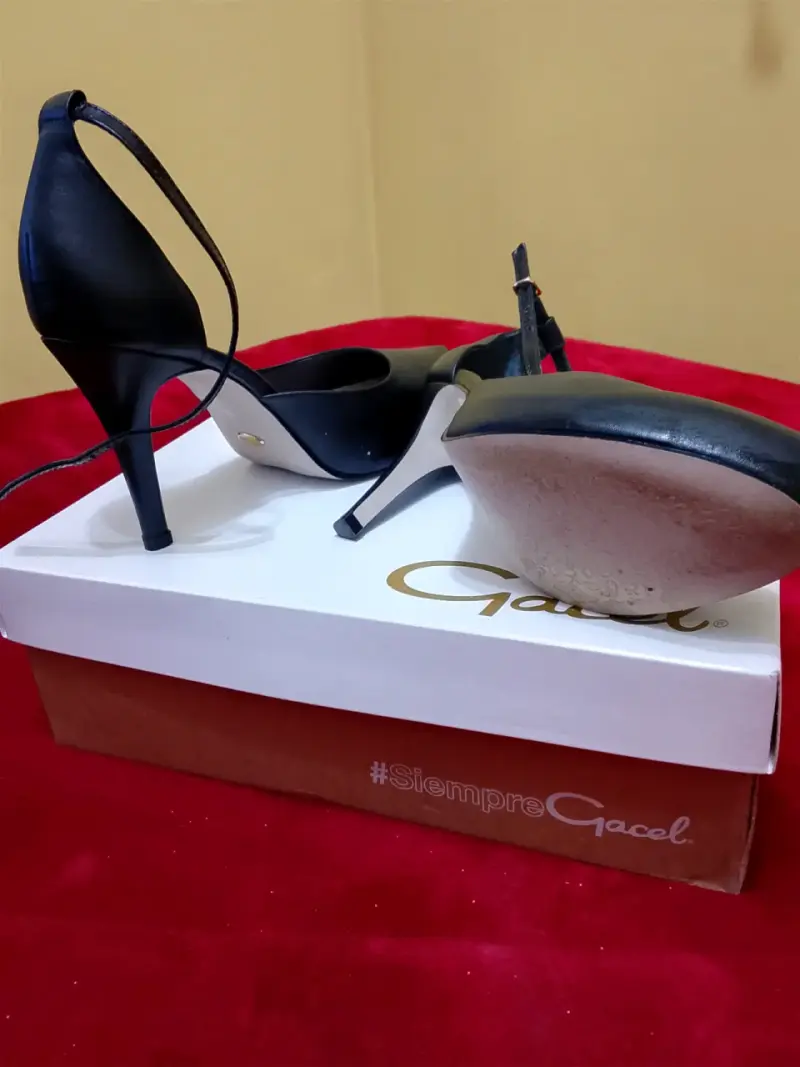 Tacones negros de cuero marca Gacel - 1