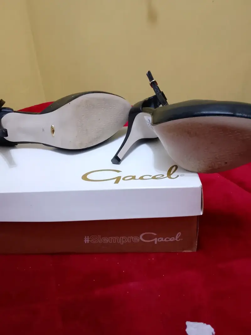 Tacones negros de cuero marca Gacel - 2