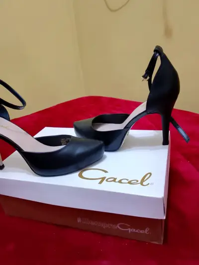 Tacones negros de cuero marca Gacel - miniatura 3