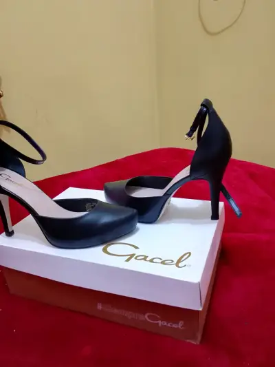 Tacones negros de cuero marca Gacel - miniatura 4