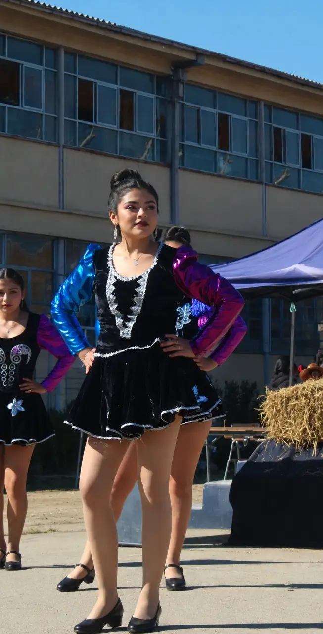 Vestido de capora folclórica con mangas brillantes