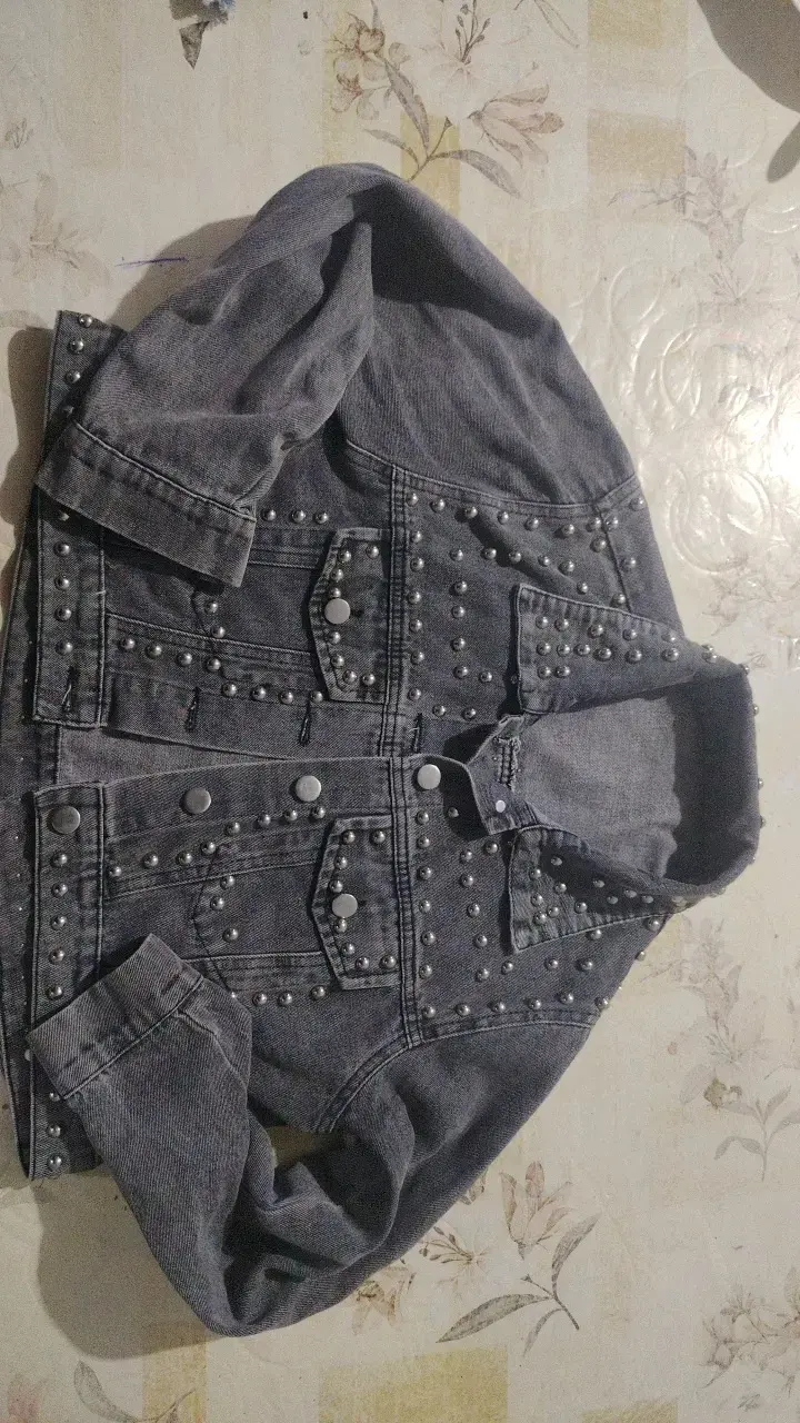 Chaqueta de mezclilla con tachas para mujer