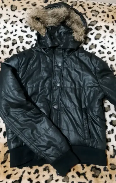 Chaqueta negra con capucha - miniatura 1