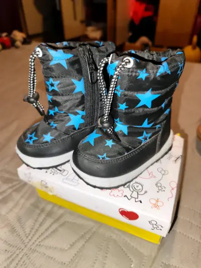Botas infantiles negras con estrellas azules - miniatura 1