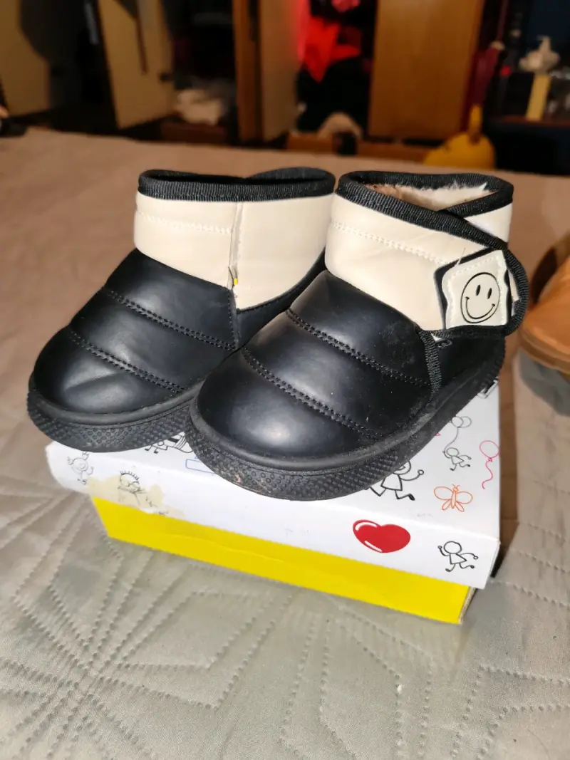 Botas infantiles negras con estrellas azules - 2