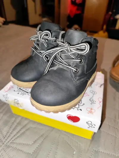 Botas infantiles negras con estrellas azules - miniatura 3
