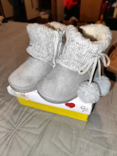 Botas infantiles negras con estrellas azules - miniatura 4
