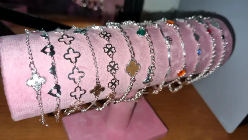 Pulseras de plata con dijes variados - 1