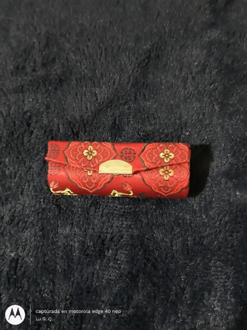 Estuche rojo con diseño de flores y dragones - 1