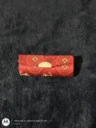 Estuche rojo con diseño de flores y dragones - miniatura 1