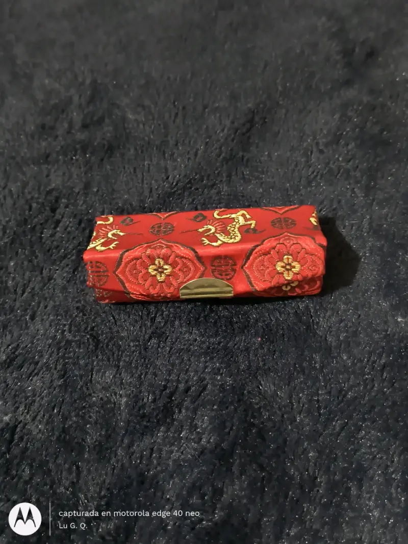 Estuche rojo con diseño de flores y dragones - 2