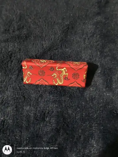 Estuche rojo con diseño de flores y dragones - miniatura 3