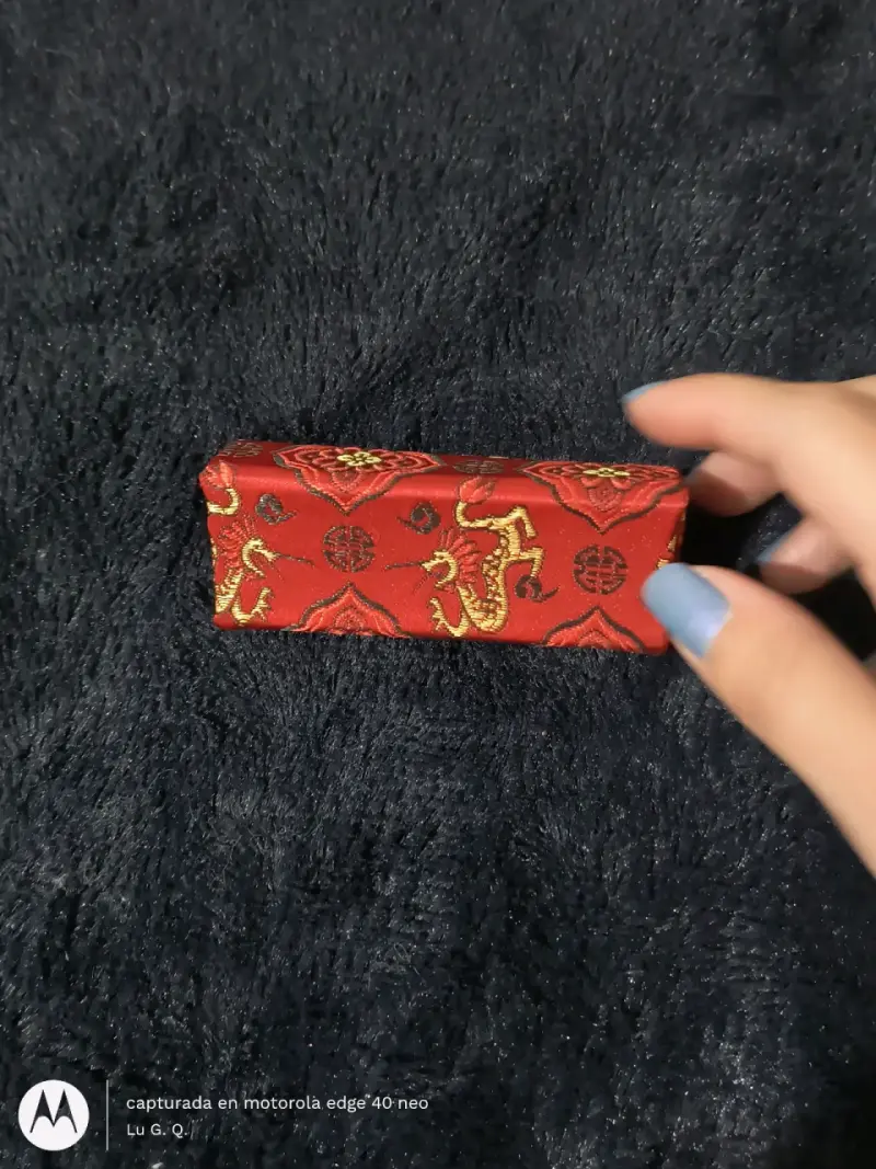 Estuche rojo con diseño de flores y dragones - 4