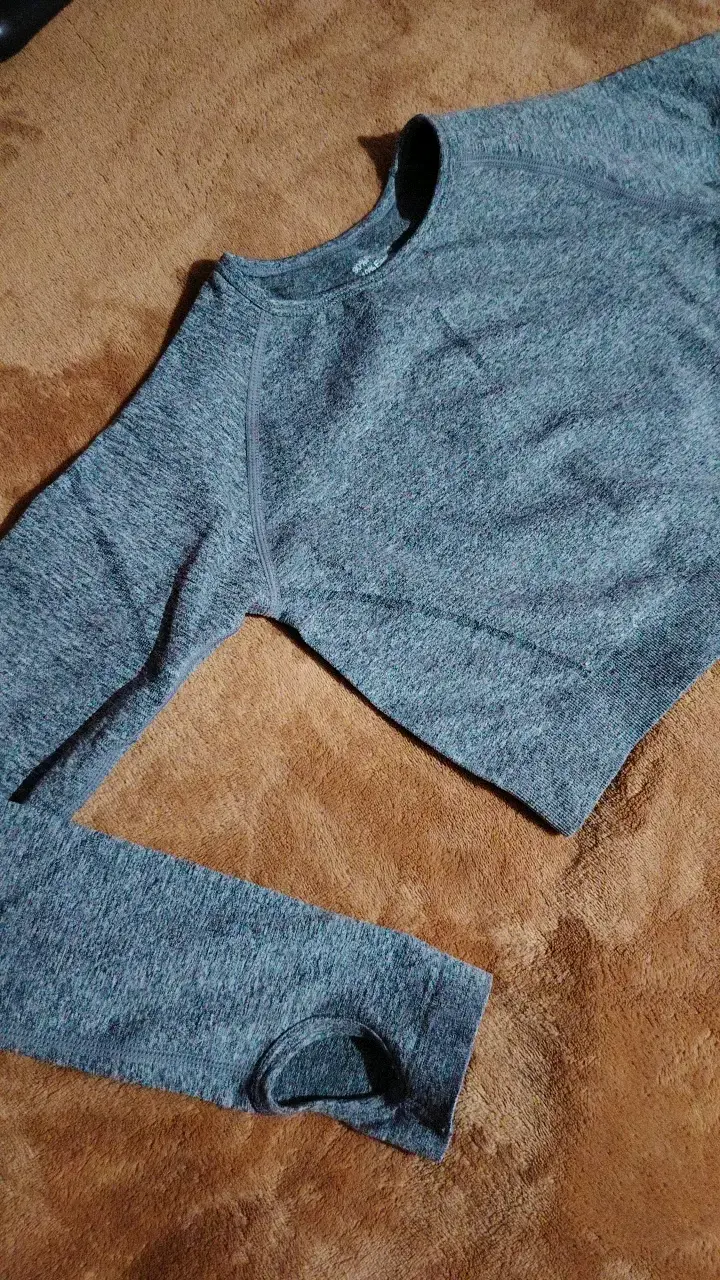 Polera deportiva manga larga gris - 2