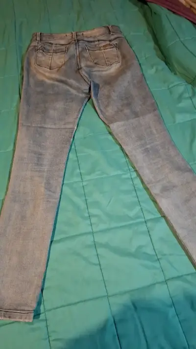 Jeans desgastados azul claro para mujer - miniatura 2