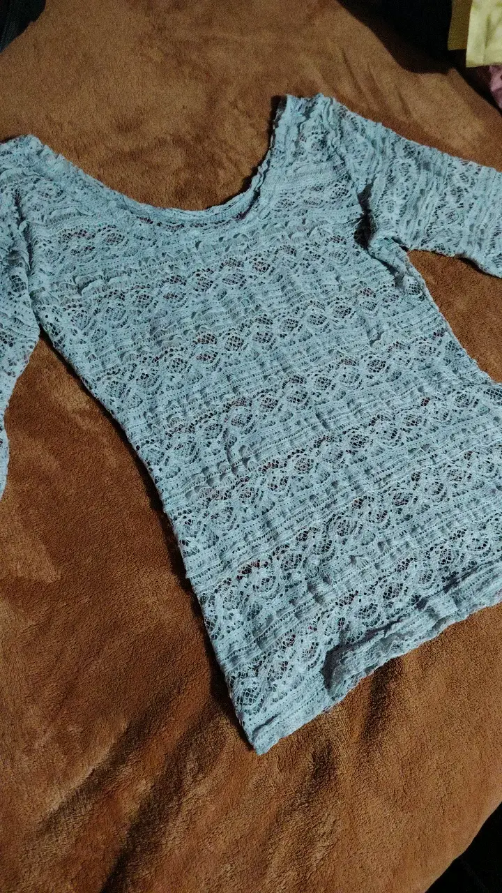 Blusa de encaje gris claro para mujer