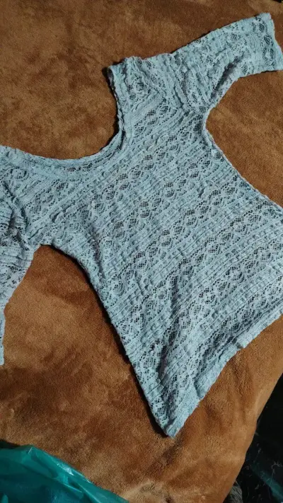 Blusa de encaje gris claro para mujer - miniatura 2