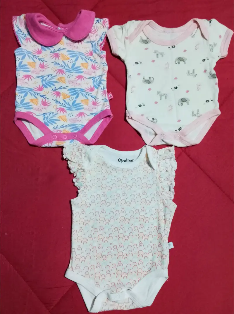 Lote de ropa de bebita variada - 2
