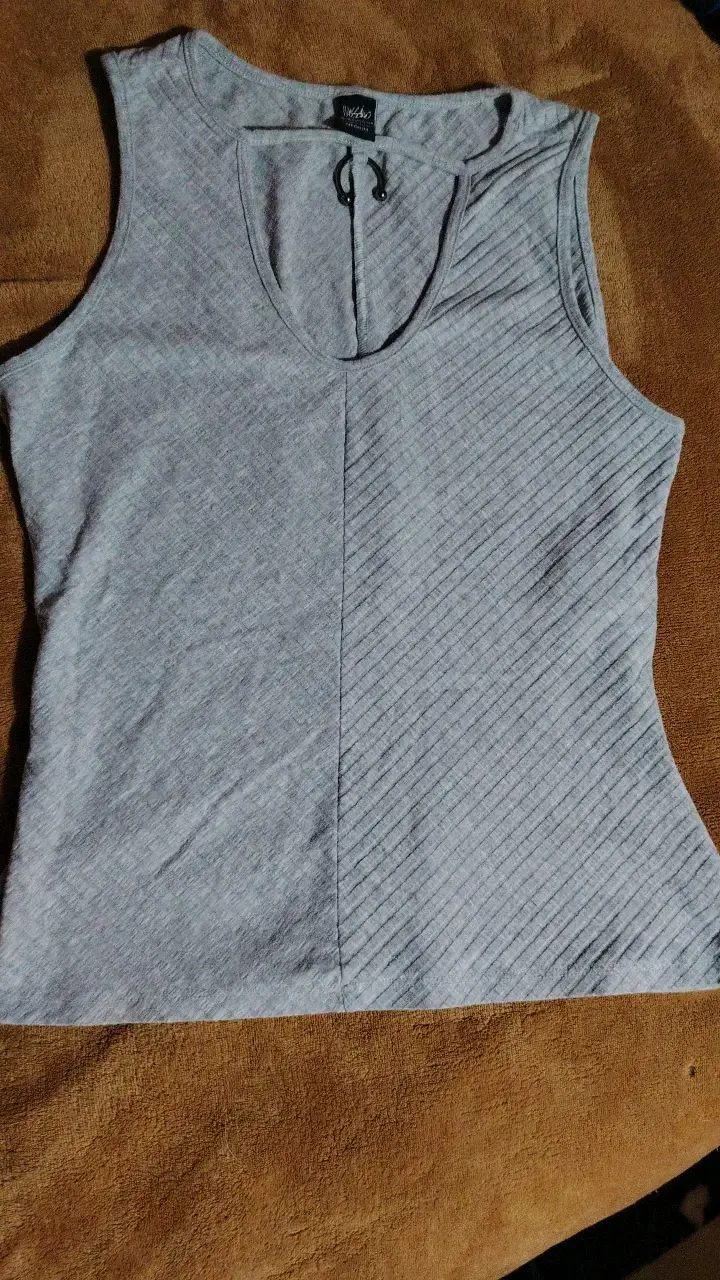 Polera sin mangas gris de mujer