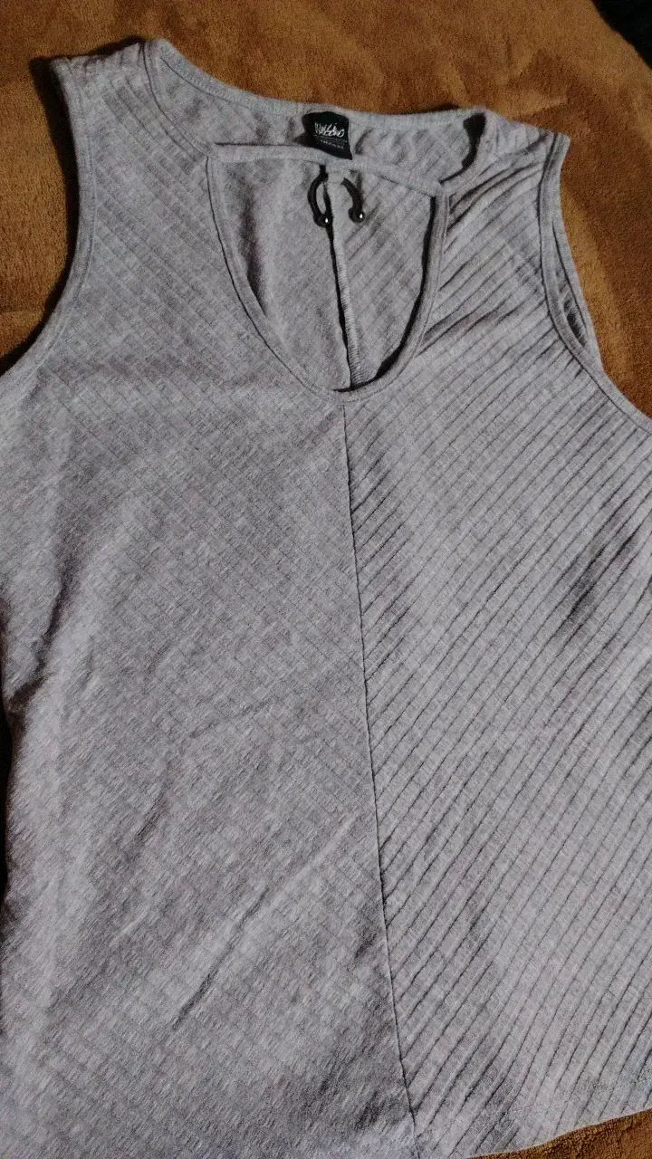 Polera sin mangas gris de mujer - 3