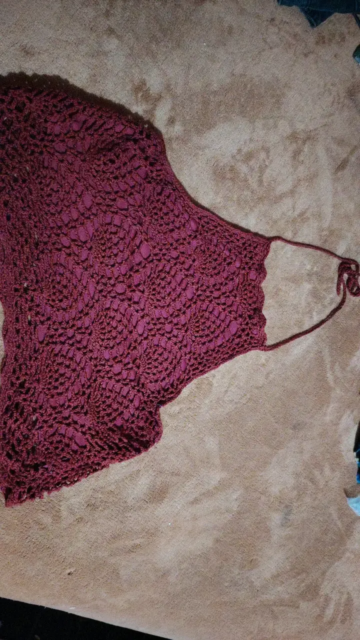 Top tejido a crochet color burdeos
