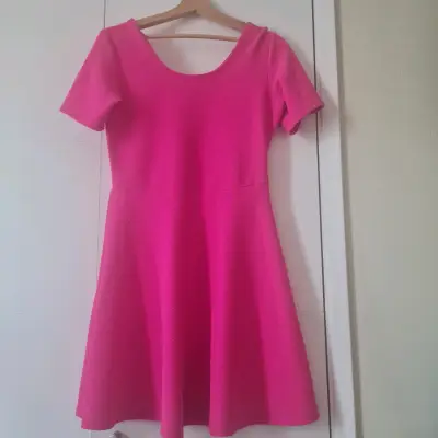 Vestido corto rosa fucsia elegante - miniatura 1