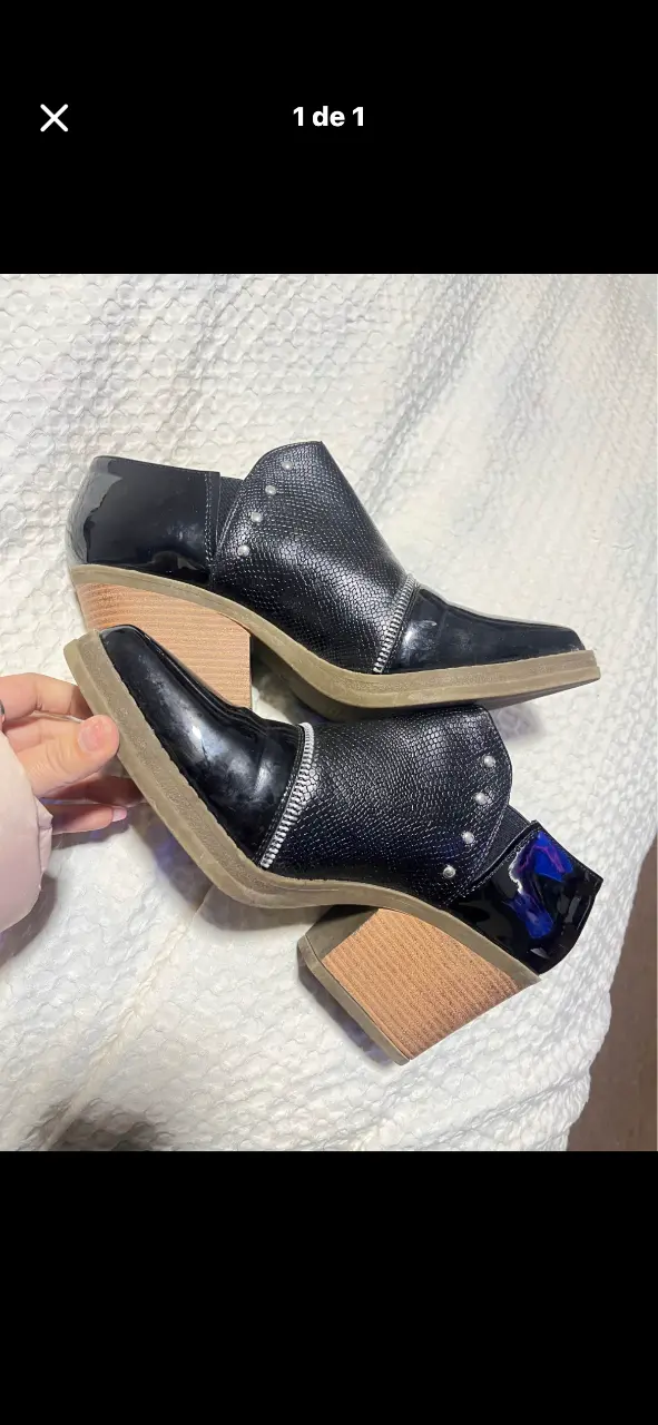 Botines de cuero negro con tacón de madera