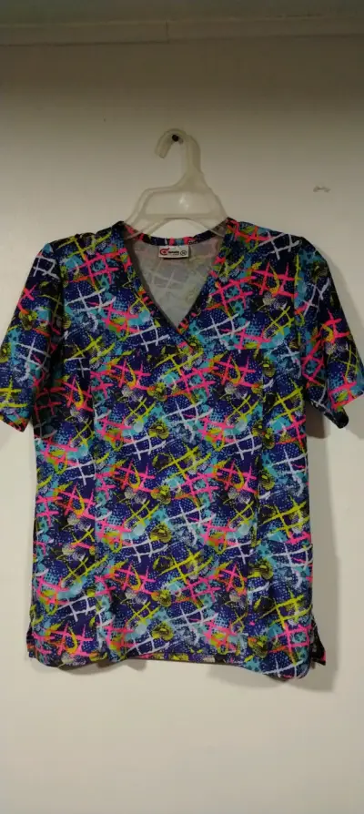 Blusa médica estampada colorida talla M - miniatura 1