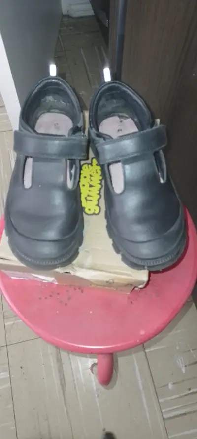 Zapatos escolares negros para niños - miniatura 1