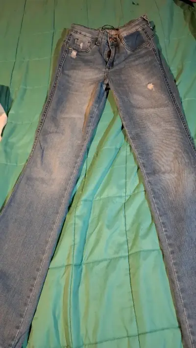 Jeans de mezclilla azul desgastados - miniatura 1