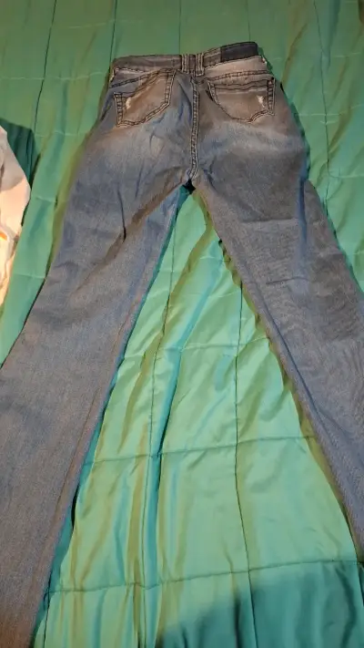 Jeans de mezclilla azul desgastados - miniatura 2