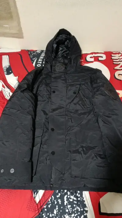 Chaqueta negra con capucha para invierno - miniatura 1