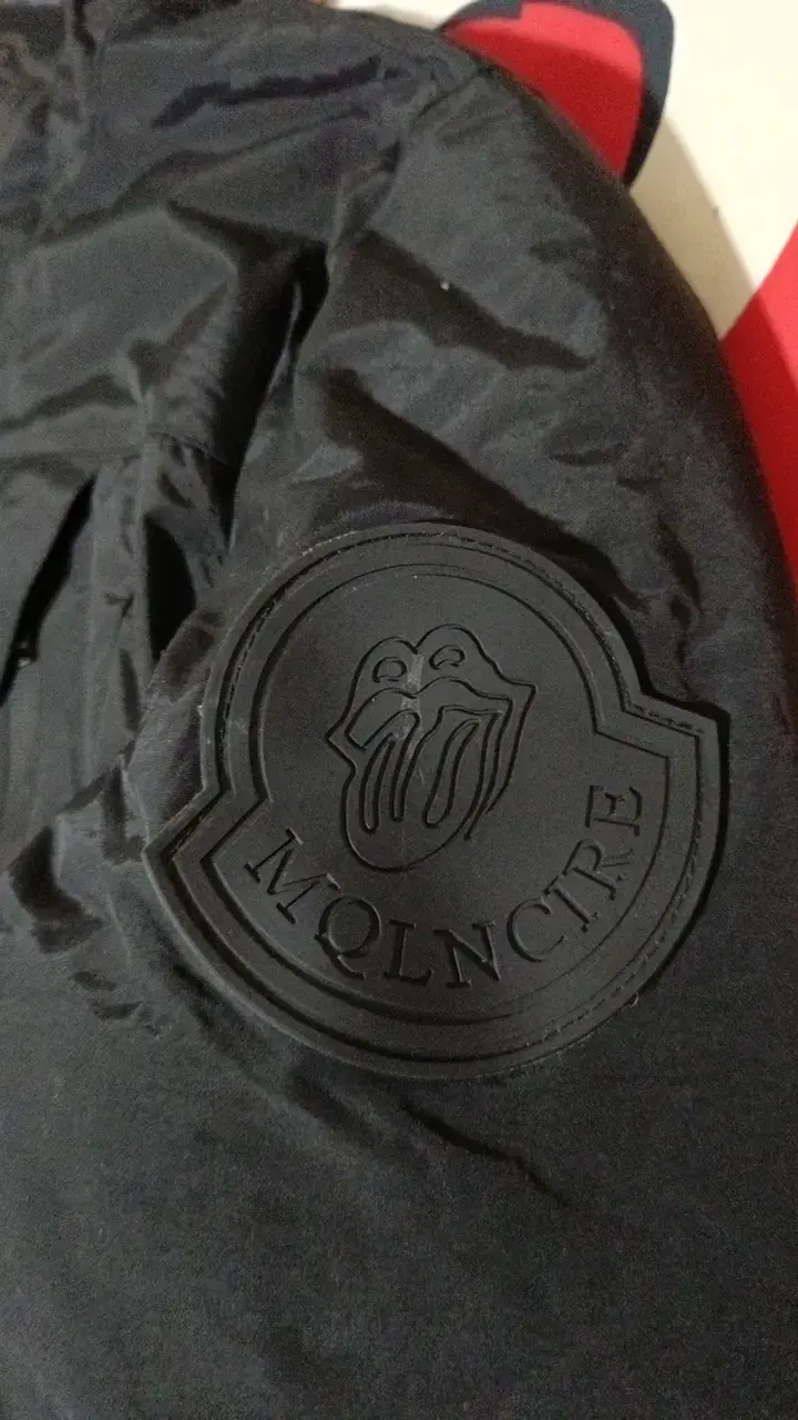 Chaqueta negra con capucha para invierno - 2