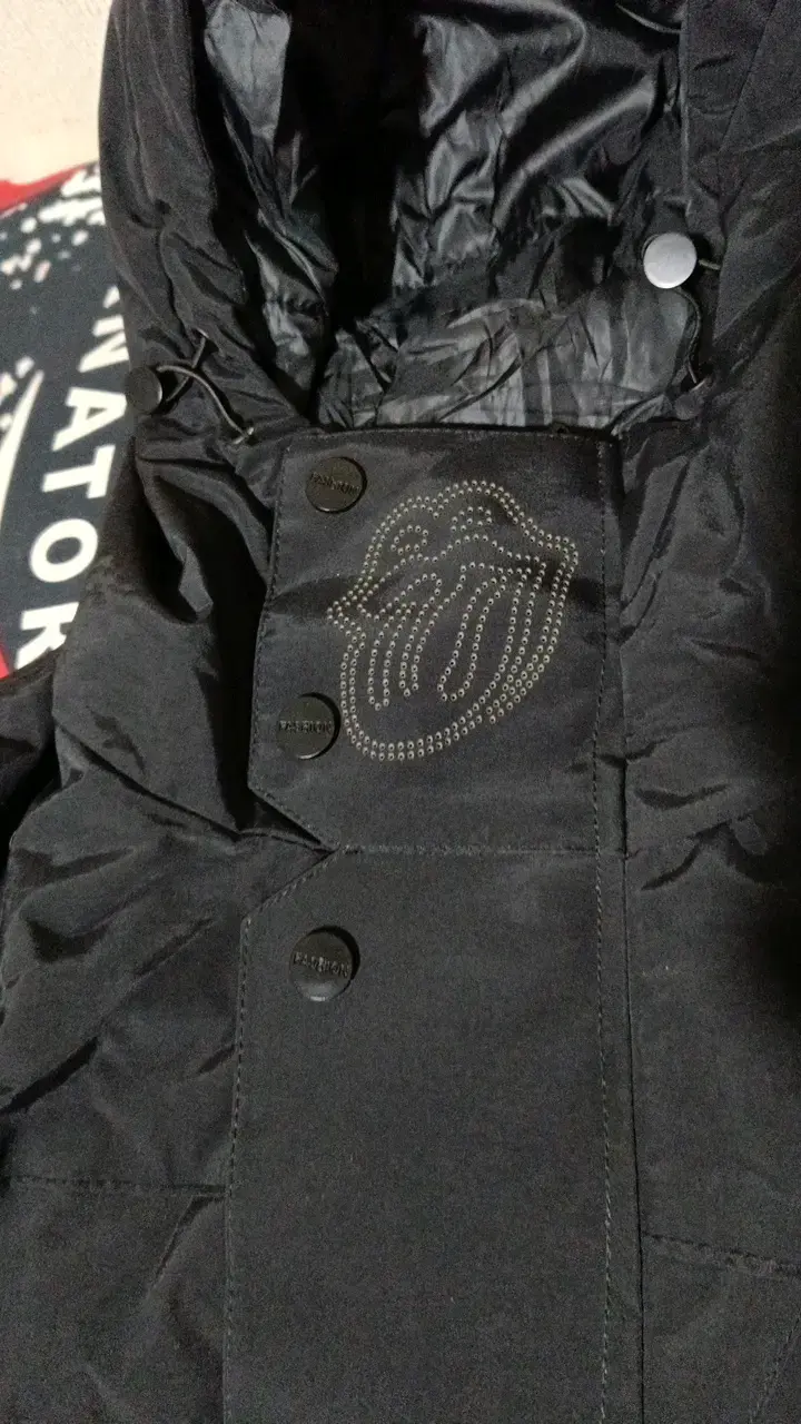 Chaqueta negra con capucha para invierno - 3