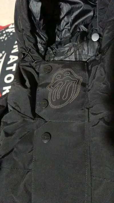 Chaqueta negra con capucha para invierno - miniatura 3