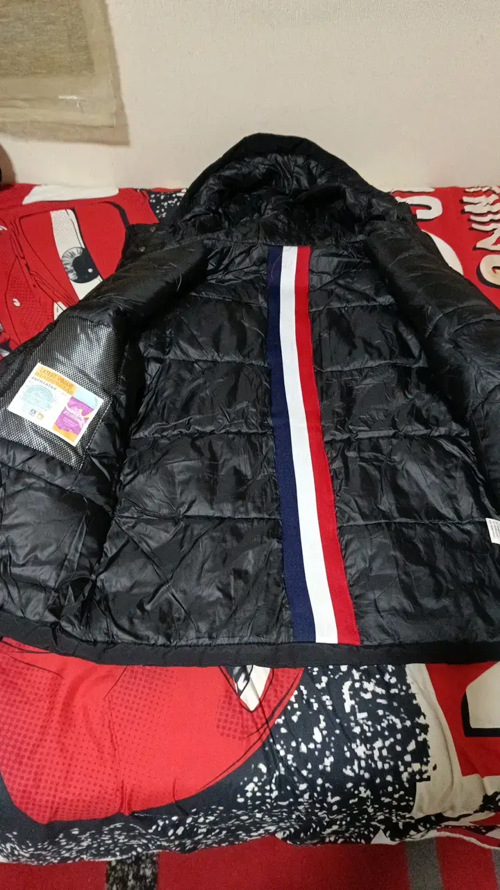 Chaqueta negra con capucha para invierno - 4