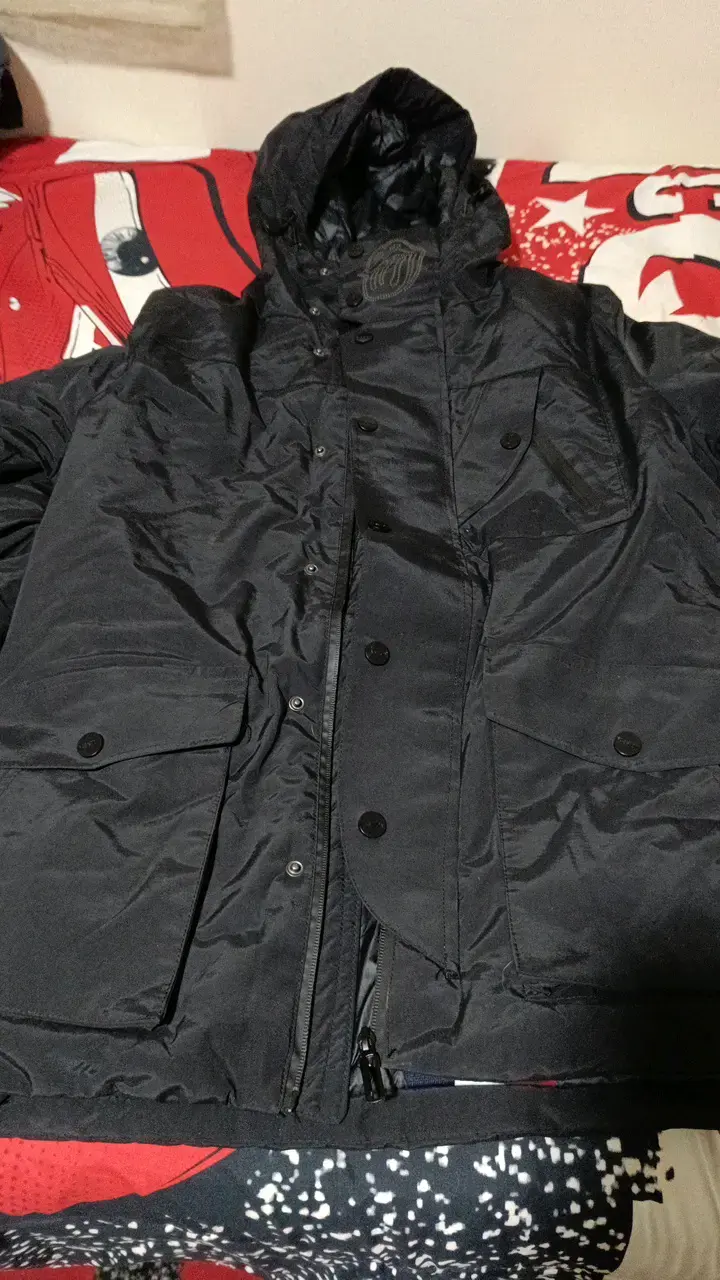 Chaqueta negra con capucha para invierno - 6