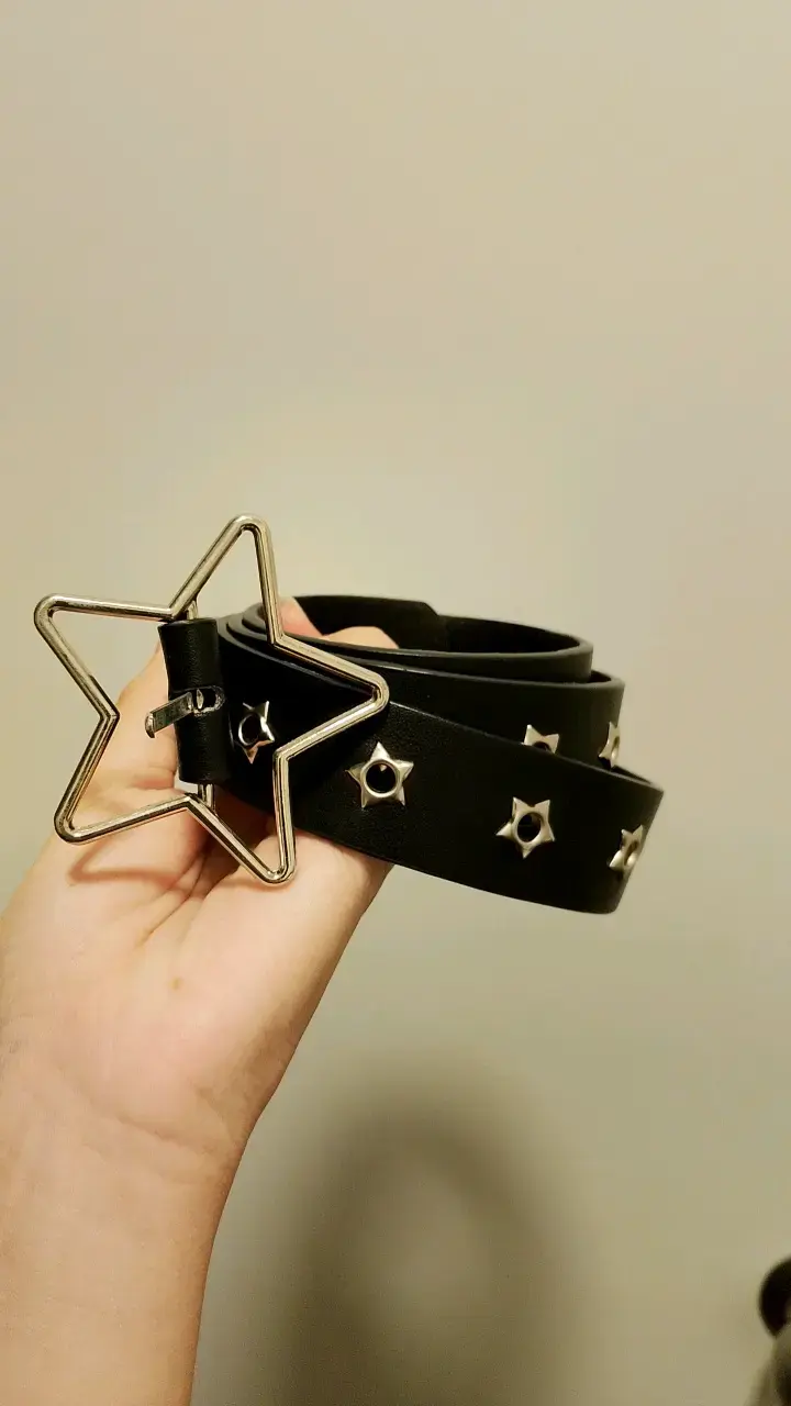 Cinturón negro con hebilla de estrella