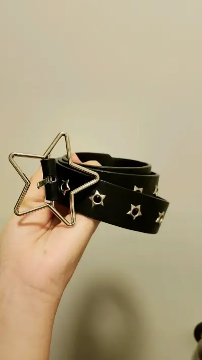 Cinturón negro con hebilla de estrella - miniatura 1