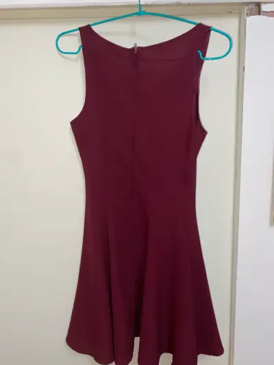 Vestido burdeos sin mangas elegante - miniatura 2