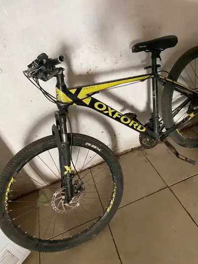 Bicicleta Oxford Merak 2 MTB negra y amarilla - miniatura 1