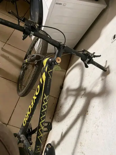 Bicicleta Oxford Merak 2 MTB negra y amarilla - miniatura 3