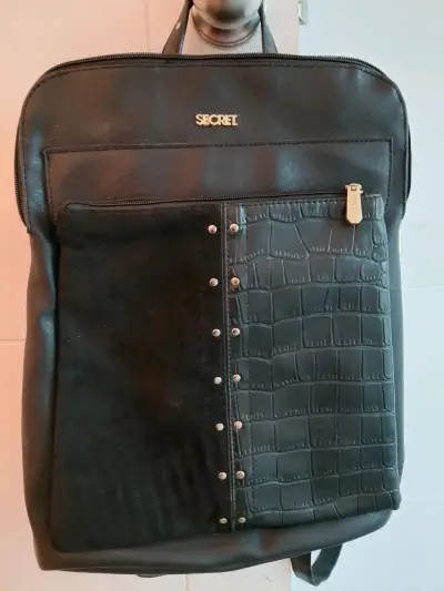 Mochila negra Secret con diseño elegante - miniatura 1