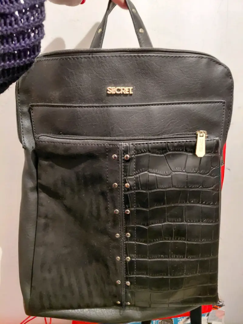 Mochila negra Secret con diseño elegante - 2