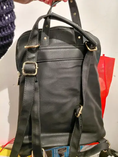 Mochila negra Secret con diseño elegante - miniatura 3